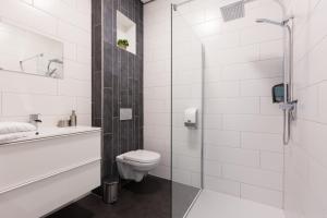 GronsveldB&B - Eetcafe - Riekelt的浴室配有卫生间、盥洗盆和淋浴。