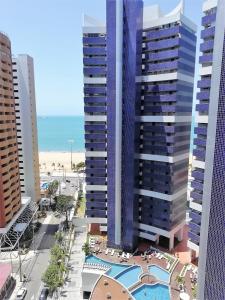 福塔莱萨Beach Class Rosalux的从大楼的阳台上可欣赏到海滩景色