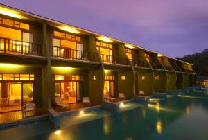 象岛Mercure Koh Chang Hideaway的夜间设有游泳池的酒店