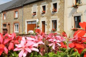 Girondelle欧海龙德勒住宿加早餐酒店的建筑前的一组花