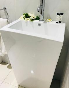 阿皮亚Samoana Boutique Hotel的浴室配有白色浴缸及水槽