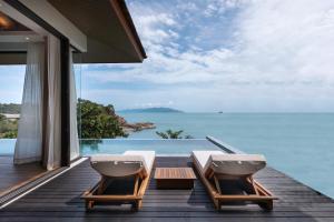 曾蒙海滩Cape Fahn Hotel Samui的别墅的甲板上享有海景。