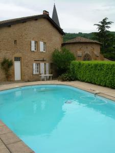 Ville-sur-Jarnioux拉希波特住宿加早餐旅馆的一座大蓝色游泳池,位于房子前