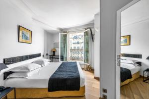巴黎公园之星酒店的一间卧室设有两张床和窗户。