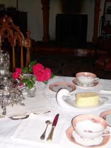 Ville-sur-Jarnioux拉希波特住宿加早餐旅馆的一张桌子,上面有白色的桌布,上面有盘子和碗