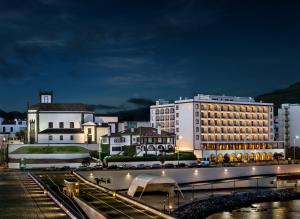 蓬塔德尔加达大西洋亚速尔格兰德酒店的城市的一座有灯光的建筑