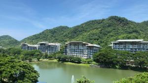 纳苏格布Pico de Loro 2BR Vacation Flat的一组公寓楼,靠近湖泊