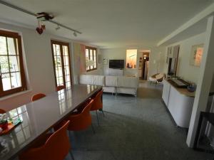 格施塔德桑比公寓 的客厅配有沙发和桌椅