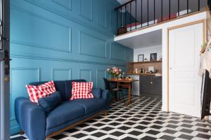 巴黎艺术阁楼公寓，毗邻玛瑞斯的蓝色的客厅,设有蓝色的墙壁