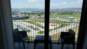 萨拉热窝萨拉热窝山会议及温泉Spa酒店的从窗口可欣赏到停车场的景色