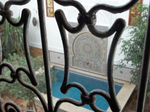 非斯利雅得阿塔林酒店的铁门享有泳池景致