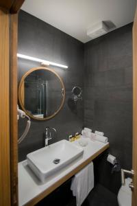 萨拉热窝萨那酒店的浴室设有白色水槽和镜子