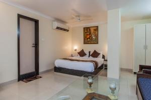 孟买灵崴酒店的一间酒店客房,客房内配有一张床