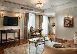 伊斯坦布尔伊斯坦布尔里克斯酒店的客厅配有沙发和桌子
