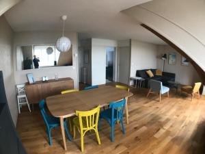迪耶普Sunset Dieppe的用餐室以及带桌椅的起居室。