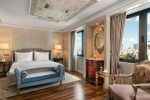 伊斯坦布尔伊斯坦布尔里克斯酒店的一间卧室配有一张床、一把椅子和窗户。