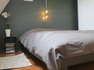 布列登Apartment Residentie Duinenbries-1 by Interhome的一间卧室配有一张床,旁边设有一个床头柜