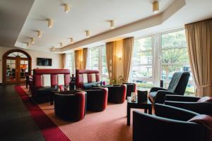 杜塞尔多夫HK Hotel Düsseldorf City的一间设有桌椅和窗户的等候室