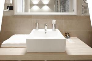 热那亚Hotel De Ville的浴室设有白色水槽和镜子