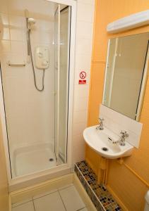 格兰奇奥沃桑茨萨默塞特宫住宿加早餐酒店的一间带水槽和淋浴的浴室