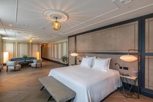 马德里CoolRooms Palacio de Atocha的酒店客房设有一张大床和一间客厅。