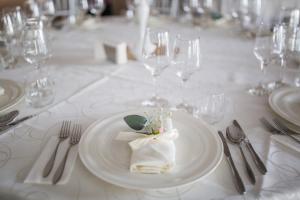 阿尔巴尤利亚马里斯酒店的一张带白色餐巾的白板桌子