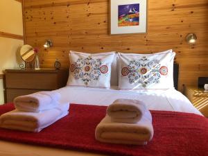 达农Rashfield Sheilings - Riverside Lodges, by Pucks Glen, Dunoon的一间卧室配有带毛巾的床