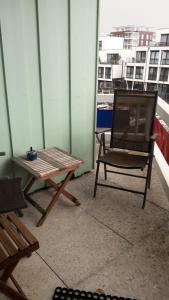 库克斯港Marina 38-2的阳台的椅子、桌子和椅子