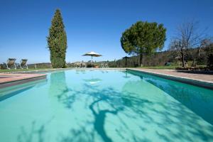瓦尔的圣卡西亚诺萨尔瓦多妮卡酒店的水中阴凉的游泳池