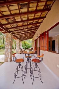 帕拉蒂Vila Noah Pousada的一个带桌椅的庭院和一间厨房