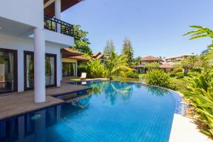 苏林海滩Surin Springs Villa by Alexanders的别墅前的游泳池