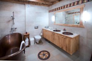 海拉朗高酒店的一间带水槽、卫生间和镜子的浴室