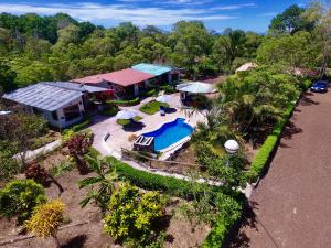 阿约拉港Piedras Blancas Lodge的享有带游泳池的房屋的空中景致
