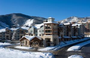 帕克城Silverado Lodge by Park City - Canyons Village的山间度假胜地,地面上积雪