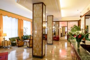 特雷维索欧陆酒店的一个带镜子柱的酒店大厅