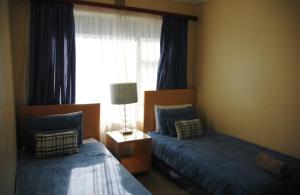 拉姆斯盖特Ramsgate Palms H的一间卧室设有两张床和窗户。