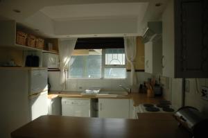 拉姆斯盖特Ramsgate Palms H的一个带水槽和窗户的小厨房