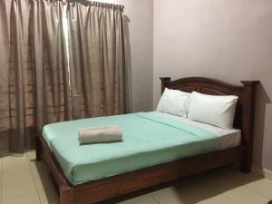 巴东马士力私人有限公司和谐旅馆的一间卧室配有一张带枕头的床