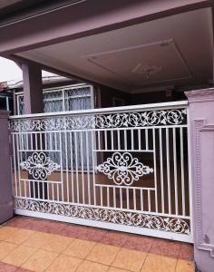 乔治市Bayan Baru Homestay @ Taman Sri Nibong的房屋上设有门的白色围栏