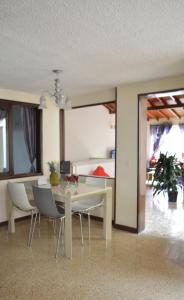 麦德林Buntes House-Casa Hotel Laureles-Estadio的一间配备有白色桌椅的用餐室