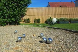 RichwillerLes abysses的一群在院子里地上的银球