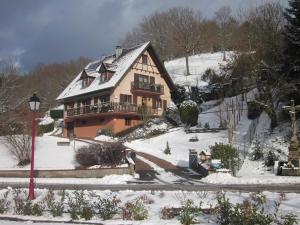 Saint-MartinChambres d'hôtes "Au Val Séjour"的一座大房子,位于一座雪覆盖的山丘上,