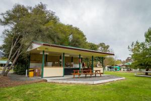 艾尔登BIG4 Breeze Holiday Parks - Eildon的公园内带野餐桌的凉亭