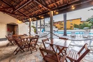 伊瓜苏伊瓜苏公寓的一个带桌椅的庭院和一个游泳池