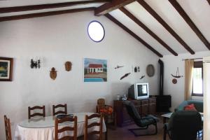 科尼尔-德拉弗龙特拉Villa Mayorazgo-Solo Familias的客厅配有桌子和电视