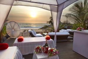 巴加Fahrenheit Hotels & Resorts的海景度假庭院