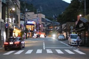 神户有馬温泉 康貴的夜行的城市街道,汽车沿着街道行驶