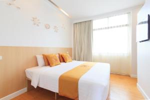 曼谷China Town Hotel - SHA Plus Certified的一间卧室设有一张大床和窗户