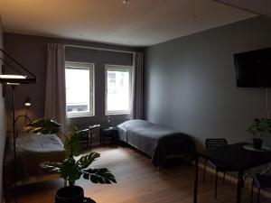 乌普萨拉Apartments Uppsala - Portalgatan的卧室配有床、桌子和窗户。