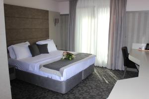 伊斯坦布尔Anka Premium Hotel的一间卧室,配有一张带鲜花的床